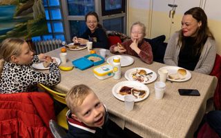Allegandra en haar kinderen nemen gratis ontbijt in een buurthuis in de Rotterdamse wijk Beverwaard. beeld RD, Anton Dommerholt