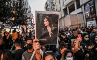 De betogingen in Iran begonnen na de dood van Mahsa Amini (22) nadat ze was opgepakt door de zedenpolitie. Foto: een protest in het Turkse Istanbul. beeld AFP, Ozan Kose