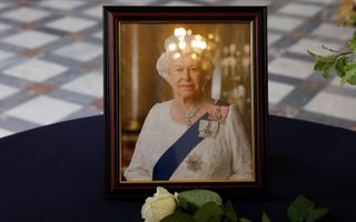 Een portret van koningin Elizabeth II van het Verenigd Koninkrijk, tentoongesteld op de Britse ambassade in Parijs.  beeld AFP, Christian Hartmann