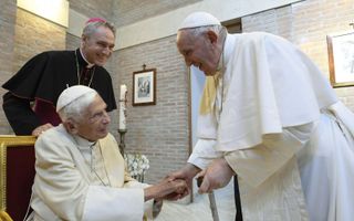 Paus Franciscus met zijn voorganger in augustus. beeld EPA