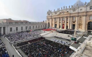 Paus Franciscus leidde donderdag op het plein bij de Sint Pieter de uitvaartmis voor zijn voorganger, Benedictus XVI. beeld AFP
