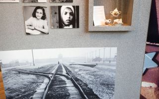 Foto’s van Anne Frank en Settela Steinbach, twee bekende oorlogsslachtoffers, in Herinneringscentrum Kamp Westerbork. De kennis over de kampen en de massamoord schiet volgens nieuw onderzoek schromelijk tekort. beeld RD, Anton Dommerholt