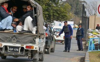 Pakistanen bij een checkpoint in de stad Islamabad. beeld Farooq Naeem