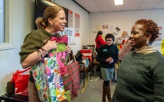 Minister Carola Schouten kreeg maandag in een migrantenkerk in Amsterdam-Zuidoost een schort cadeau. beeld Ronald Bakker