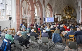 Inwoners van Loppersum volgen de presentatie van het rapport van de Parlementaire enquêtecommissie aardgaswinning Groningen. beeld ANP, Jilmer Postma