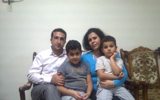 Ds. Yusef Nadarkhani met zijn vrouw Tina en hun twee zoons (archieffoto). beeld Present Truth Ministries