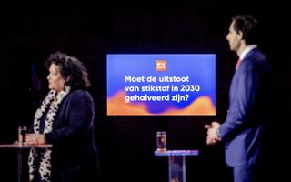 Een stelling over stikstof op het scherm tijdens het debat tussen Caroline van der Plas (BBB) en Wopke Hoekstra (CDA) tijdens het verkiezingsdebat van EenVandaag voor de Provinciale Staten-verkiezingen, vanuit de Erasmus Universiteit in Rotterdam. beeld ANP, Sem van der Wal