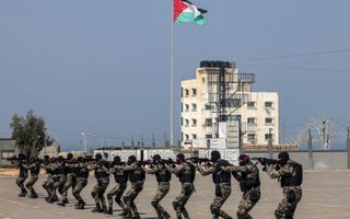 Leden van Hamas trainen in Gaza. beeld AFP, Mohammed Abed