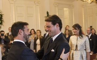 Prins Félix feliciteert zijn broer Guillaume na diens burgerlijk huwelijk in 2012. beeld EPA, Christian Aschman