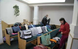 In een kerk in Oekraïne worden kleren gesorteerd om uitgedeeld te worden onder de bevolking. beeld RD