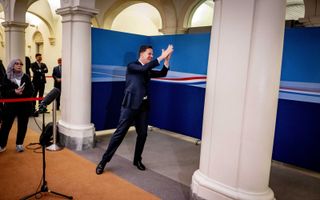 Nadat premier Rutte de pers vrijdag een toelichting gaf gebaart hij vicepremier Kaag dat het haar beurt is om tekst en uitleg te geven. beeld ANP, Robin Utrecht