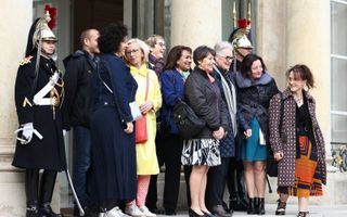 Leden van de Franse burgerconventie over het levenseinde poseerden maandag voor het Elyséepaleis in Parijs, waar president Emmanuel Macron hen ontving. beeld EPA, Mohammed Badra