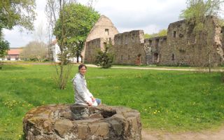 Anne Bruins-Bouter bij de ruïne van het klooster waar Katharina von Bora haar jeugd doorbracht. beeld fam. Bruins