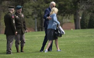 President Joe Biden en zijn vrouw Jill vertrekken voor het paasweekend naar Camp David, donderdag. beeld EPA, Chris Kleponis