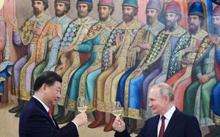 De Russische president Vladimir Poetuin en zijn Chinese ambtgenoot Xi Jinping brachten vorige maand een toost uit na hun besprekingen in het Kremlin.  beeld AFP, Pavel Byrkin
