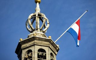 Vlag halfstok op dodenherdenking. Nabestaanden van gesneuvelde Nederlandse militairen hebben opgeroepen om vlaggen die nog omgekeerd hangen voor 4 mei om te draaien. beeld ANP, Ramon van Flymen