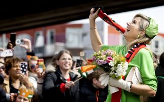 Koningin Maxima met Feyenoordsjaal tijdens Koningsdag in Rotterdam. beeld ANP, KOEN VAN WEEL