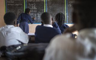 Klaslokaal in Uganda. beeld AFP, Stuart Tibaweswa