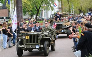 Aan het traditionele bevrijdingsdefilé in Wageningen doen ruim 1500 veteranen mee. beeld Riekelt Pasterkamp