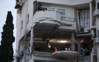 Een huis in de Israëlische stad Rehovot werd donderdag door een raket vanuit de Gazastrook getroffen. Daarbij kwam een Israëliër om het leven. beeld EPA, Abir Sultan