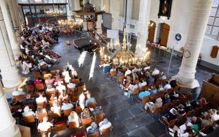 Pinksterappel, georganiseerd door jeugdvereniging ”De Kandelaar” van de christelijke gereformeerde kerk in Ouderkerk aan de Amstel, maandag in de Grote Kerk in Weesp. beeld Jaco Klamer