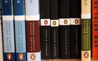 Boeken van uitgever Penguin. De uitgever spande in Florida in mei een rechtszaak aan tegen een besluit om bepaalde boeken uit schoolbibliotheken te weren. beeld AFP, Justin Sullivan