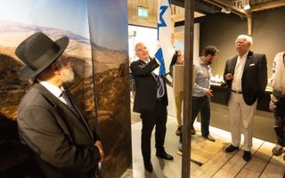 Met het hijsen van de Joodse vlag bij de ingang van een nagebouwd kibboetshuisje opende ambassadeur Modi Ephraim woensdag de tentoonstelling ”Hallo Israël” van Christenen voor Israël in Nijkerk. beeld RD, Anton Dommerholt