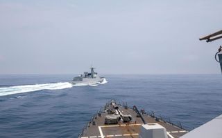 Een Chinees oorlogsschip zou vorige week zaterdag de Amerikaanse torpedobootjager USS Chung-Hoon hebben afgesneden in de Straat van Taiwan. Volgens de Amerikaanse marine waren de schepen elkaar tot 137 meter genaderd. beeld AFP, Andre T. Richard