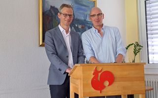 Dr. Jan van de Kamp (l.) en prof. dr. Andreas Mühling, voorzitter van de Olevianus-stichting. beeld Ariëtte van de Kamp