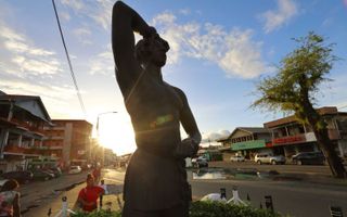 Paramaribo kent met het standbeeld van Kwakoe al een bescheiden monument ter herdenking van het slavernijverleden. beeld ANP, Ranu Abdelakh