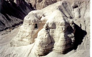 „Dat de historische Bijbelkritiek „het zwaar te verduren kreeg” door de vondst van Bijbelhandschriften van Qumran is eenvoudigweg niet waar.” Foto: grotten nabij Qumran. beeld Alfred Muller