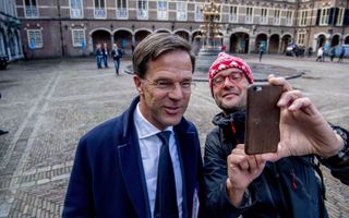 Een passant op het Binnenhof maakt in 2017 een selfie met Rutte. beeld ANP, Robin Utrecht
