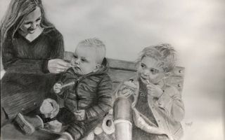 Morren tekende een foto over van haar kleinkinderen Luuk en Rosa die met hun moeder een ijsje aan het eten waren. beeld Mariet Morren-Habermehl