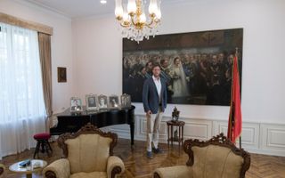 De Albanese kroonprins Leka II in de ontvangstkamer van de residentie van de koninklijke familie. beeld RD, Leendert de Bruin