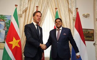Premier Rutte en president Chan Santokhi tijdens een bezoek aan Suriname. beeld ANP, Ranu Abhelakh