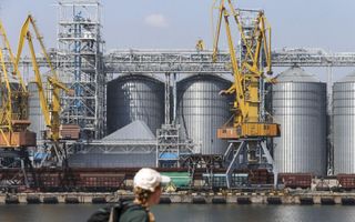 Graansilo’s in de haven van Odesa. beeld EPA, Manuel de Almeida