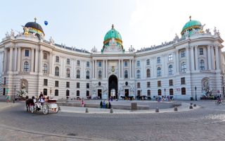 De Hofburg in Wenen was ooit een van de paleizen van de Hagsburgers. Nu is het één van de grote trekpleisters in Wenen. beeld Getty Images