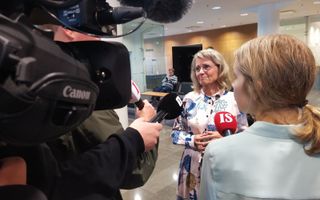 Päivi Räsänen (r.) sprak donderdag voorafgaand aan de zitting met de media. Ze is aangeklaagd voor belediging van homoseksuelen. Ze verdedigt de vrijheid voor een Bijbelse seksuele ethiek.  beeld CNE, Danielle Miettinen
