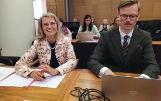 Räsänen met haar advocaat Matti Sankamo (r.) voorafgaande aan de zitting vrijdag. beeld Danielle Miettinen