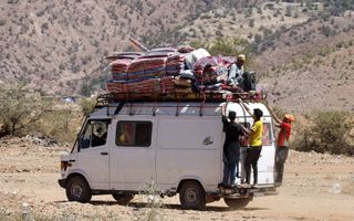 Een vrachtwagen met hulpgoederen rijdt woensdag richting het getroffen aardbevingsgebied. Bij het lenigen van de nood wil de overheid graag de regie. beeld EPA, Mohamed Messara