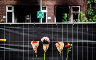 Bloemen bij het pand aan het Rotterdamse Heiman Dullaertplein waar Fouad L. een 39-jarige buurvrouw en haar 14-jarige dochter om het leven bracht en brand stichtte. beeld ANP, Jeffrey Groeneweg
