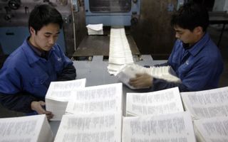 Medewerkers in een Chinese Bijbeldrukkerij, verbonden met United Bible Societies (archiefbeeld). beeld EPA, Michael Reynolds