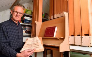 Het is mogelijk „heel mooi” geluid te laten voortkomen uit hout, zegt Blok. Hij bouwt een orgel en maakt ook de stemmen zelf. beeld RD, Anton Dommerholt