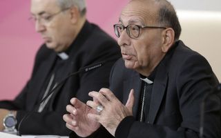 De voorzitter van de Spaanse bisschoppenconferentie, Juan Jose Omella (r.), dinsdag op de persconferentie in Madrid. beeld EPA, J.P. Gandul