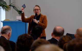 Henrieke Hoogendijk spreekt voor jeugdwerkleiders GGiN. beeld Gerrit van Dijk