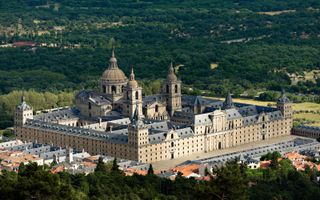 Escorial, de residentie die de Spaanse koning Filips II liet bouwen, werd klooster, mausoleum en paleis tegelijk. beeld Getty Images