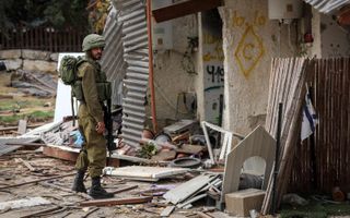 Een Israëlische militair in de kibboets Kfar Aza, waar Hamas dood en verderf zaaide. beeld AFP, Fadel Senna
