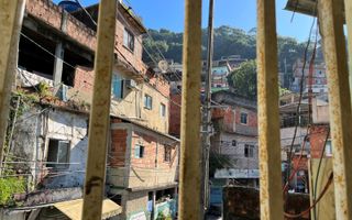 Zicht op favela Borel in de Braziliaanse miljoenenstad Rio de Janeiro. beeld RD