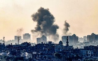 Rook stijgt op boven de Gazastrook na een Israëlisch bombardement. De foto is genomen vanuit de zuid-Israëlische stad Sderot. beeld AFP, Ronaldo Schemidt, beeldmontage RD
