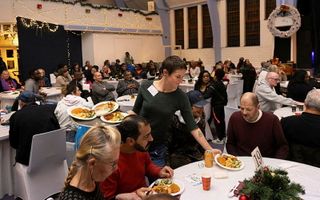 Onder meer daklozen kregen vrijdagavond in kerk van Victory Outreach aan het Mijnsherenplein in Rotterdam een diner aangeboden. beeld Dirk Hol